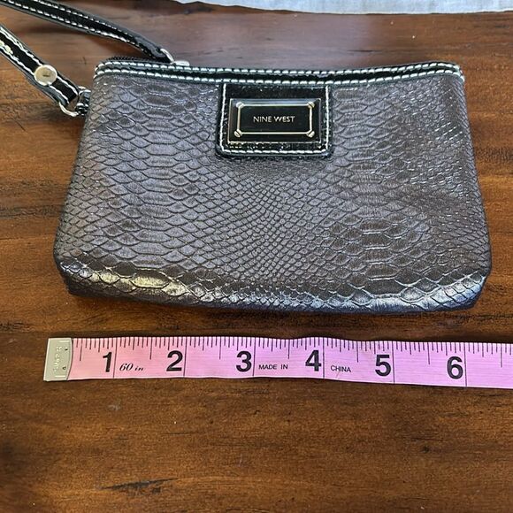 Nine wear  wristlet impeccable condition faux snake leather gray and black - Picture 7 of 10